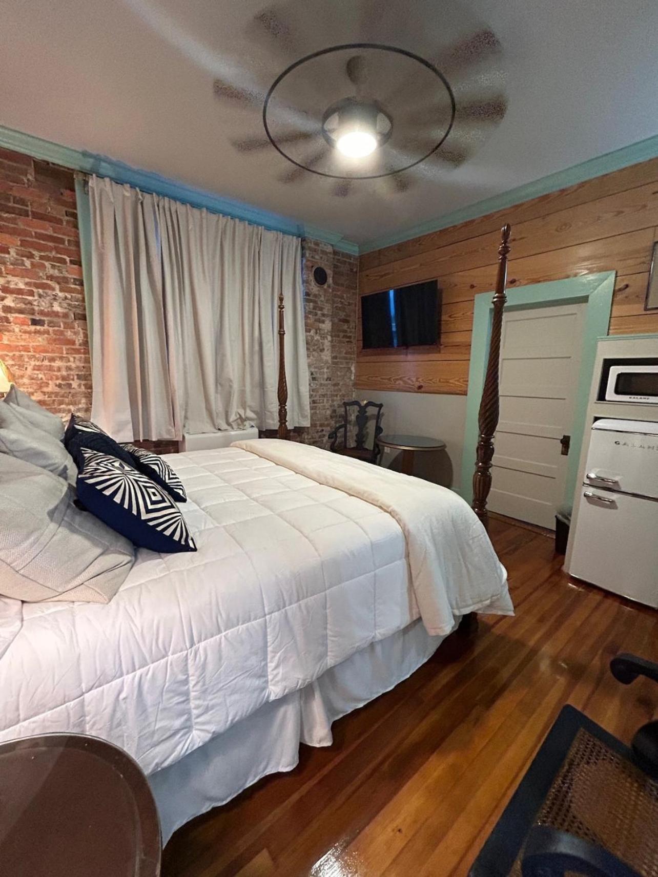 Chipley'S Squareview Inn Carthage エクステリア 写真