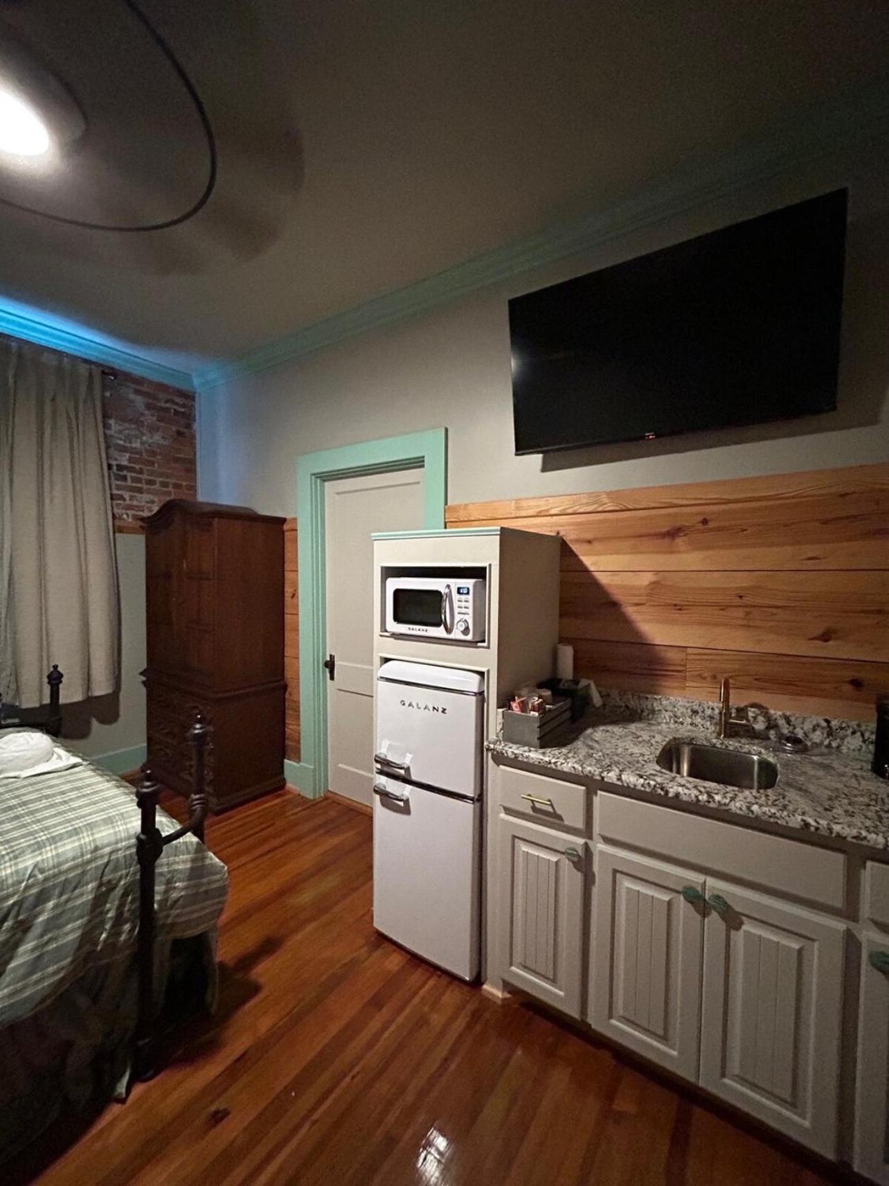 Chipley'S Squareview Inn Carthage エクステリア 写真