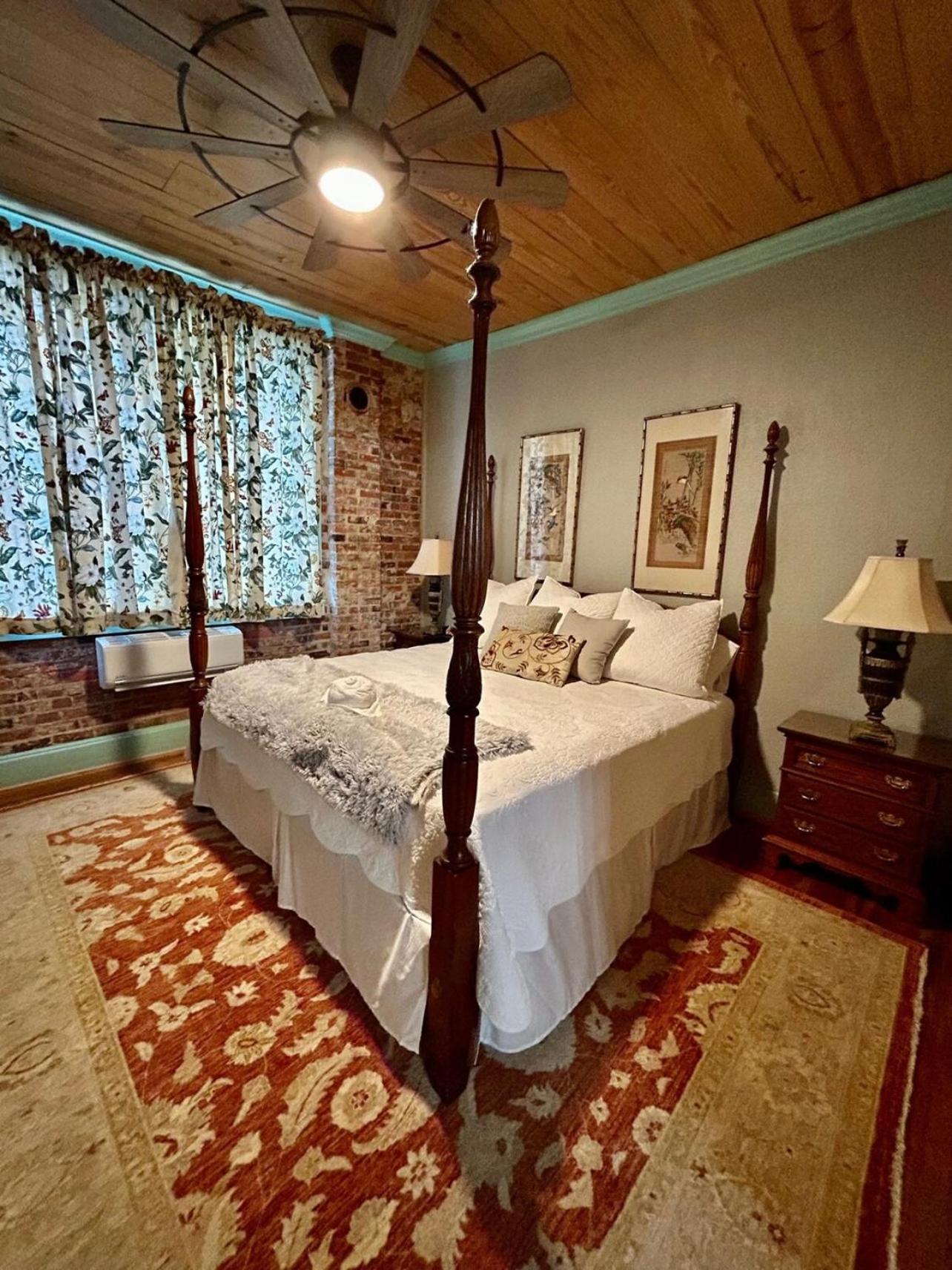 Chipley'S Squareview Inn Carthage エクステリア 写真